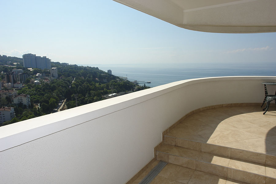 Просторный балкон с видом на море
